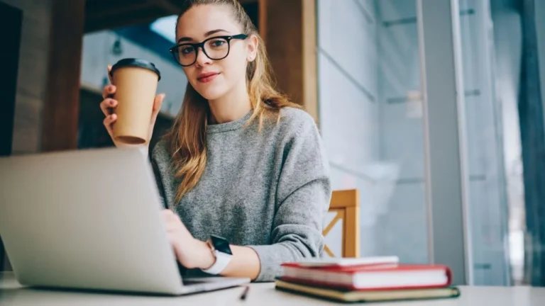 Ilustrasi teknik copywriting untuk bisnis online, panduan praktis menulis iklan yang menjual.