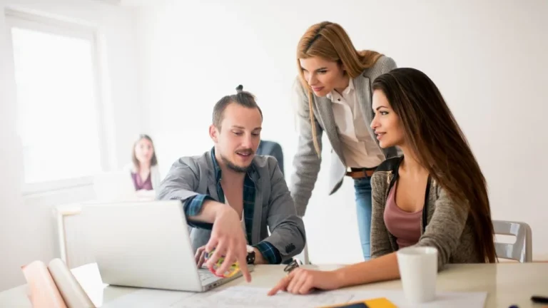 Ilustrasi konsep lead magnet menarik prospek berkualitas, strategi pertukaran nilai dalam digital marketing.