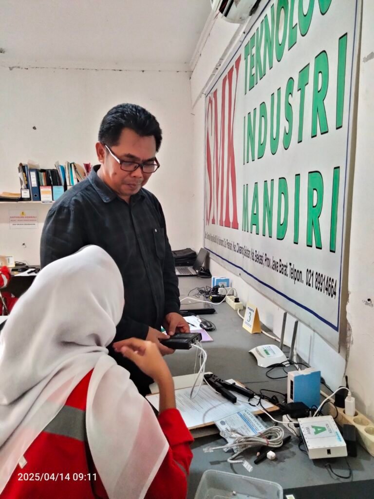 Kabel jaringan LAN dan ilustrasi sinyal Wi-Fi, analogi teknik komputer jaringan untuk menggambarkan koneksi spiritual manusia dengan Tuhan.