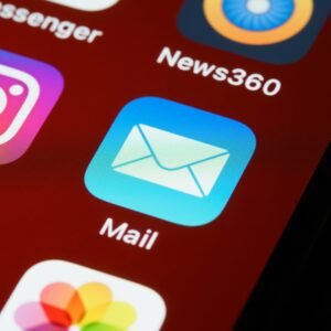 Ilustrasi perbandingan followers banyak vs database email efektif, strategi 4000 email profit untuk bisnis online.